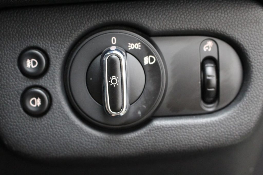Used_2015_WHITE_MINI_CLUBMAN_2