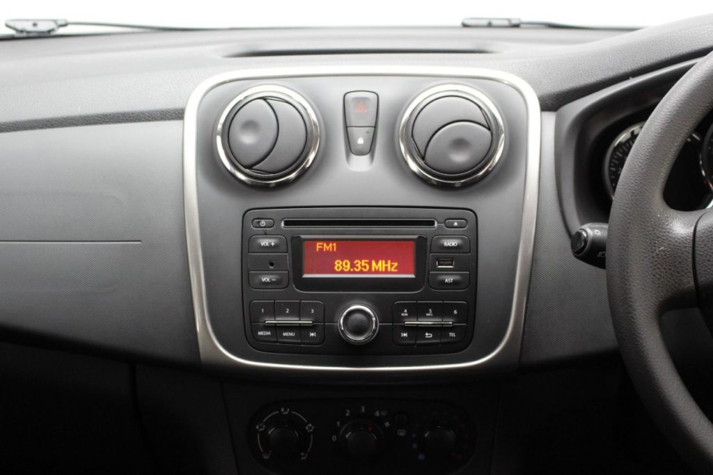 Used_2016_WHITE_DACIA_SANDERO-STEPWAY_1