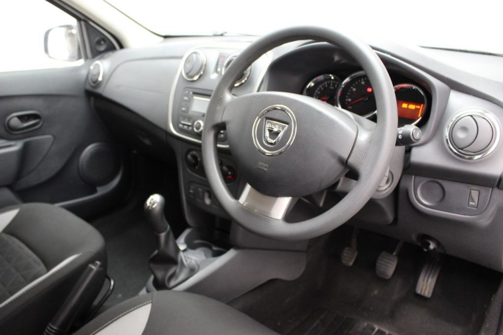Used_2016_WHITE_DACIA_SANDERO-STEPWAY_1