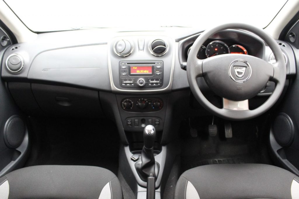 Used_2016_WHITE_DACIA_SANDERO-STEPWAY_1