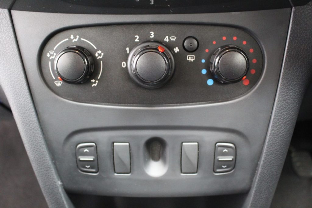 Used_2016_WHITE_DACIA_SANDERO-STEPWAY_1