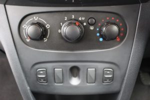 Used_2016_WHITE_DACIA_SANDERO-STEPWAY_1