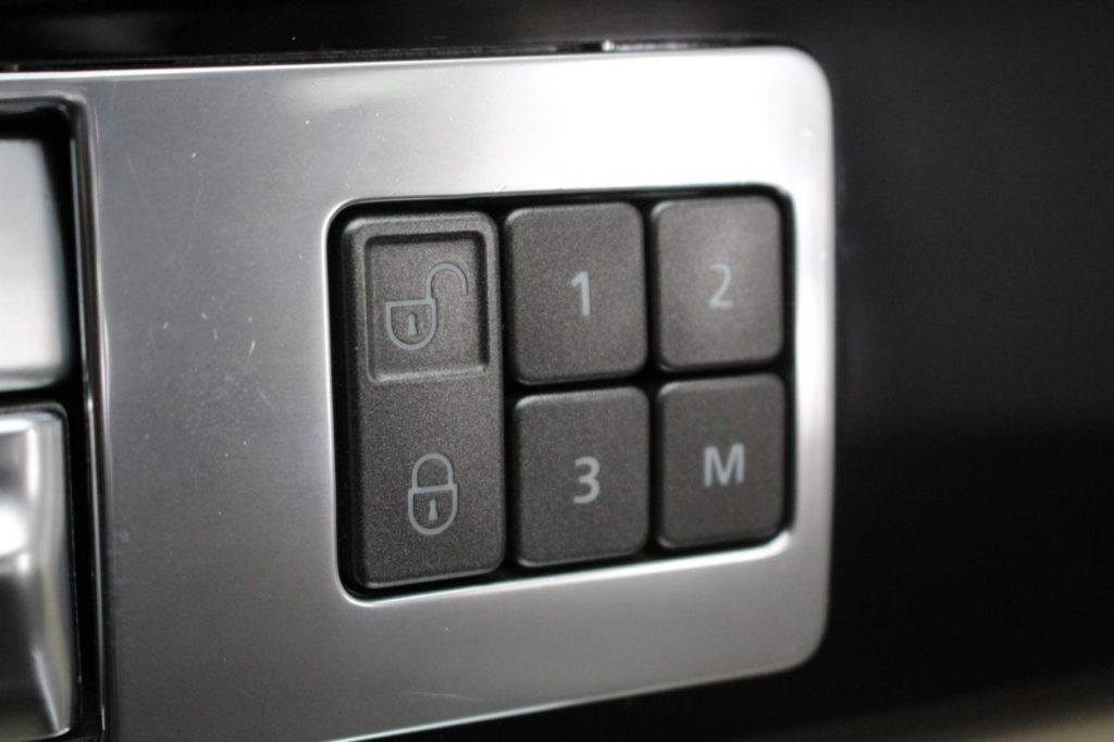 Used_2014_GREY_LAND-ROVER_DISCOVERY_3