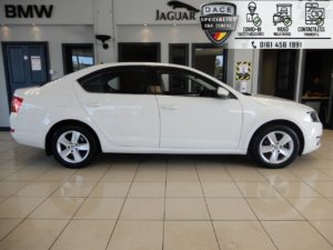 Used 2016 WHITE SKODA OCTAVIA Hatchback 2.0 SE BUSINESS TDI 5d 148 BHP (reg. 2016-03-07) for sale in Hazel Grove