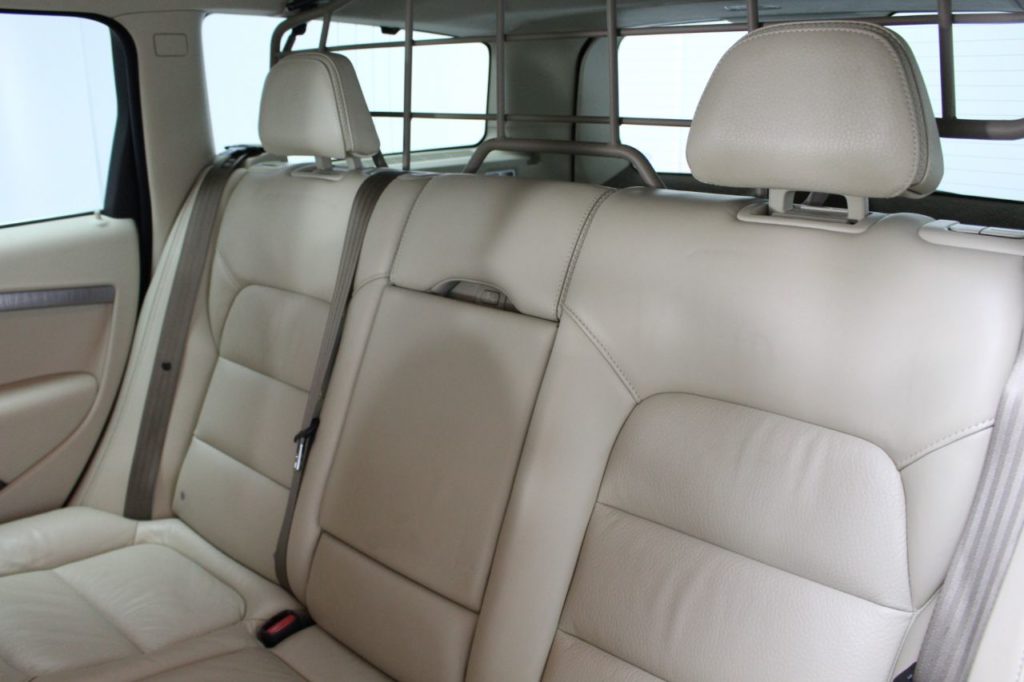 Used_2010_GREY_VOLVO_XC70_2