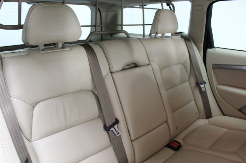 Used_2010_GREY_VOLVO_XC70_2