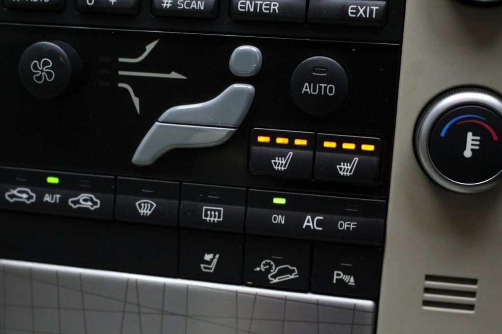 Used_2010_GREY_VOLVO_XC70_2