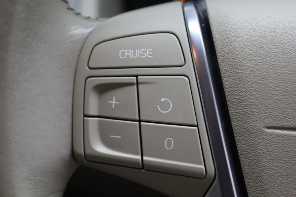 Used_2010_GREY_VOLVO_XC70_2