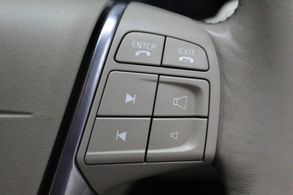 Used_2010_GREY_VOLVO_XC70_2