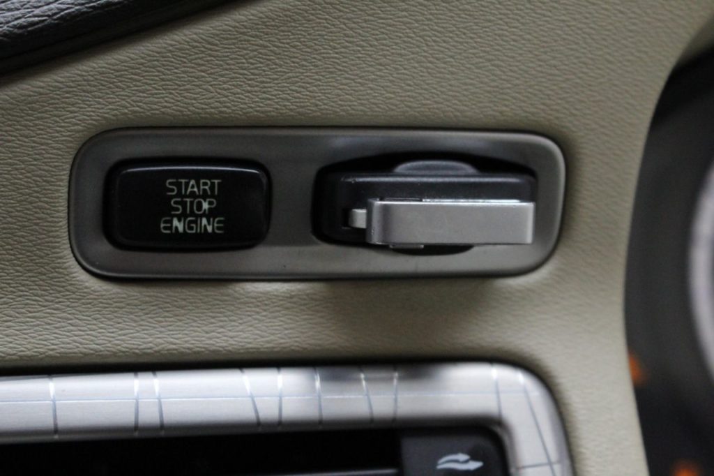 Used_2010_GREY_VOLVO_XC70_2