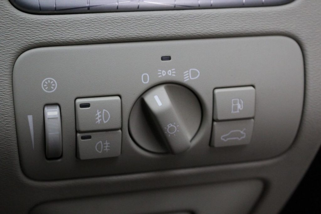 Used_2010_GREY_VOLVO_XC70_2