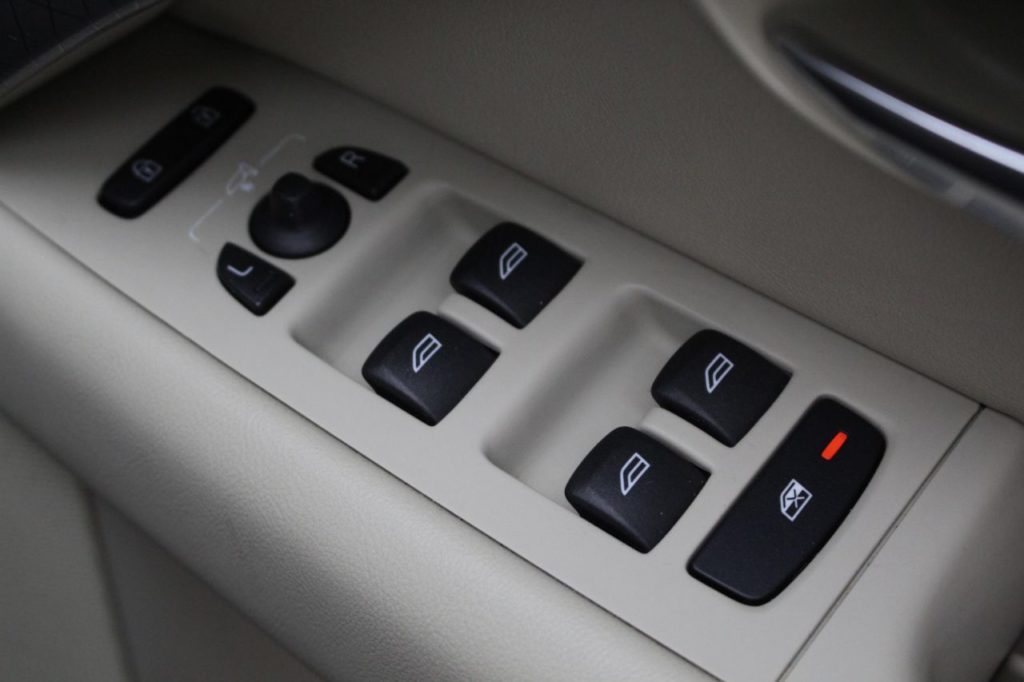 Used_2010_GREY_VOLVO_XC70_2