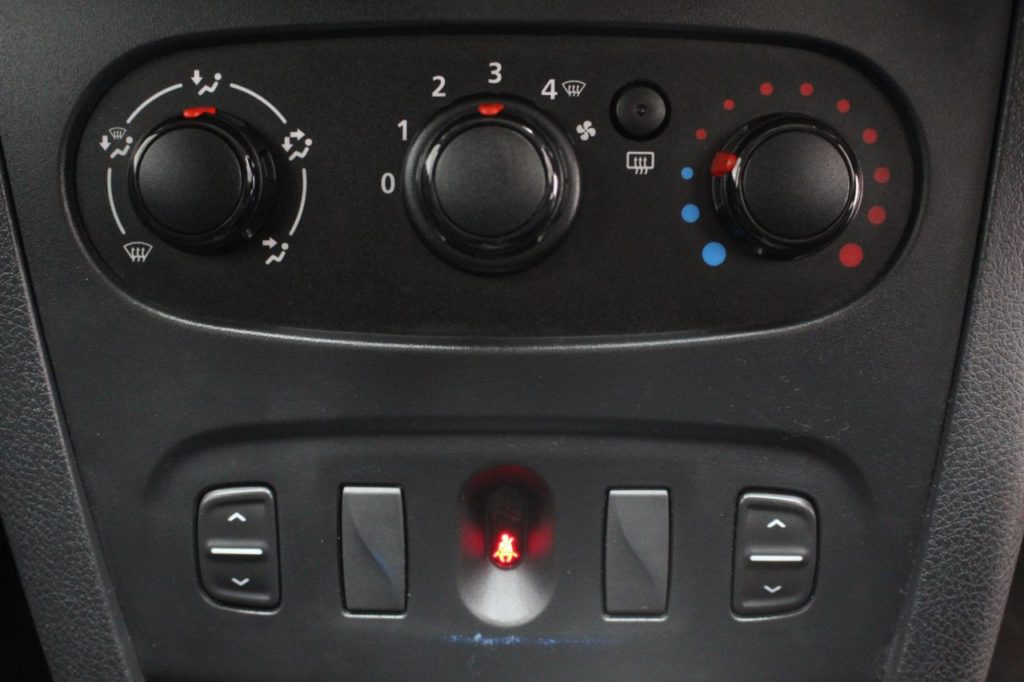 Used_2015_RED_DACIA_SANDERO-STEPWAY_0