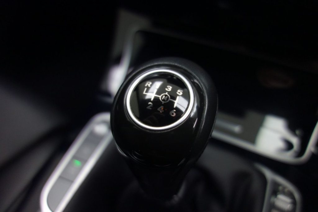 Used_2016_WHITE_MERCEDES-BENZ_C-CLASS_2