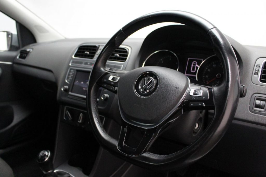 Used_2017_SILVER_VOLKSWAGEN_POLO_1