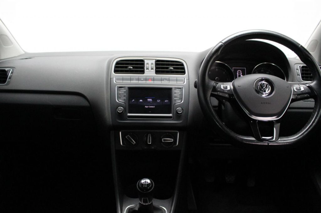 Used_2017_SILVER_VOLKSWAGEN_POLO_1