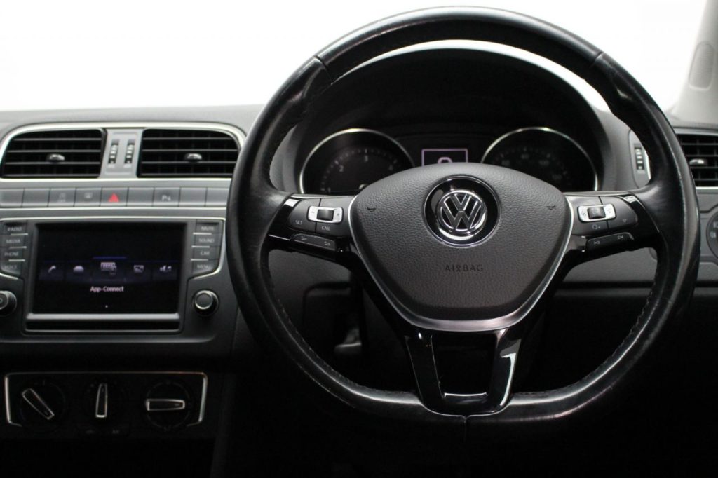 Used_2017_SILVER_VOLKSWAGEN_POLO_1