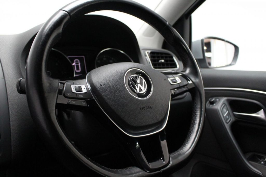 Used_2017_SILVER_VOLKSWAGEN_POLO_1