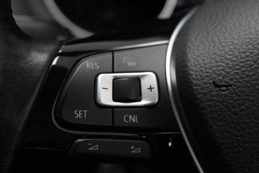 Used_2017_SILVER_VOLKSWAGEN_POLO_1