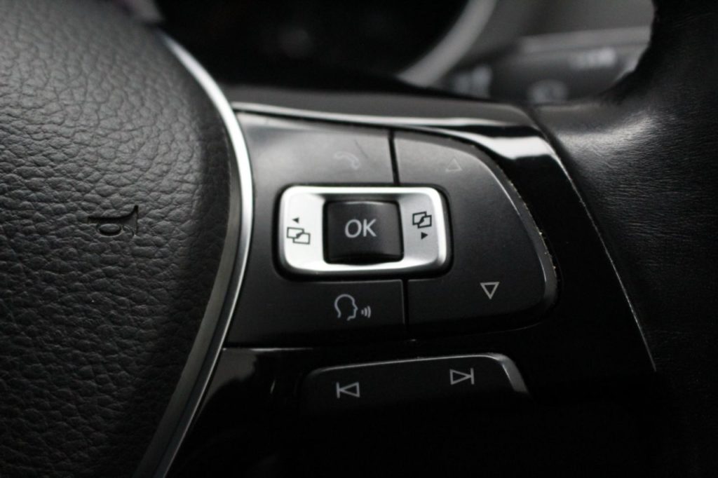 Used_2017_SILVER_VOLKSWAGEN_POLO_1