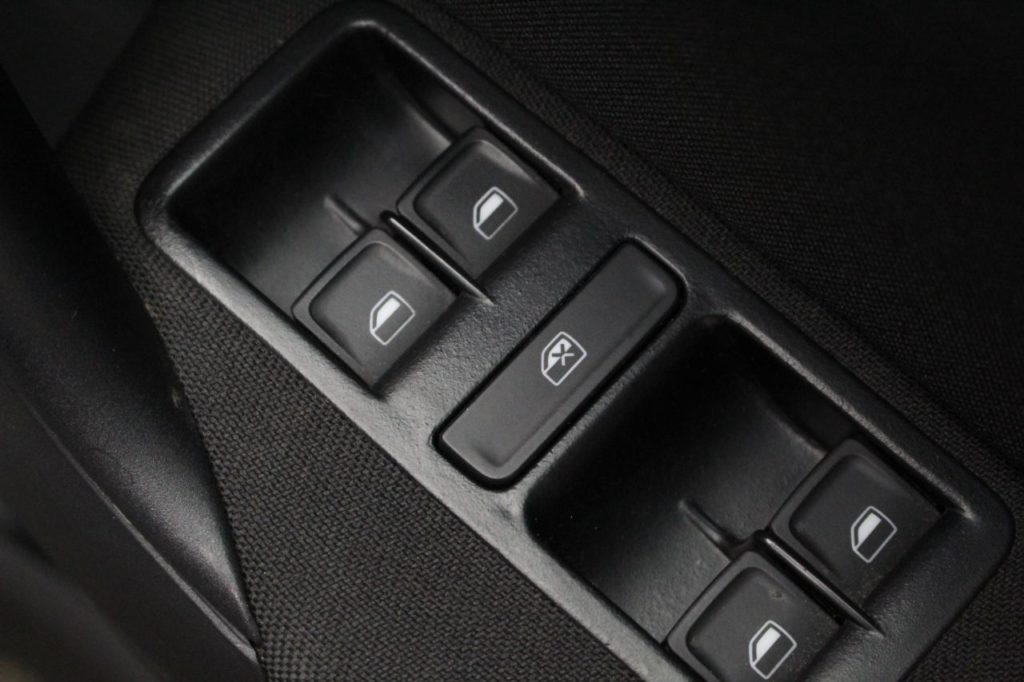 Used_2017_SILVER_VOLKSWAGEN_POLO_1