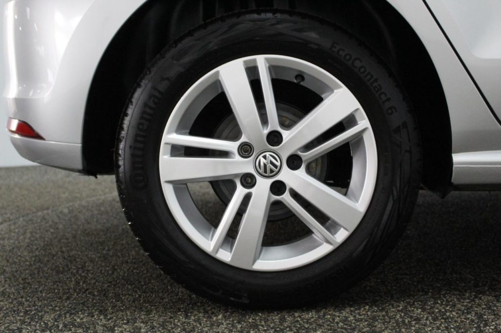 Used_2017_SILVER_VOLKSWAGEN_POLO_1