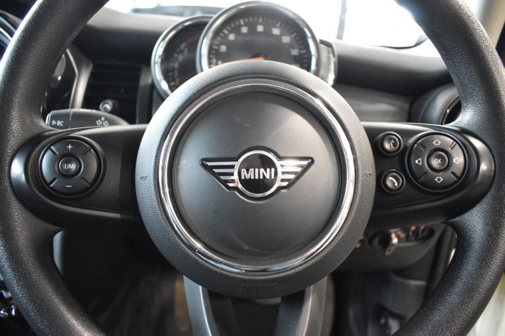 Used_2018_WHITE_MINI_HATCH-COOPER_1