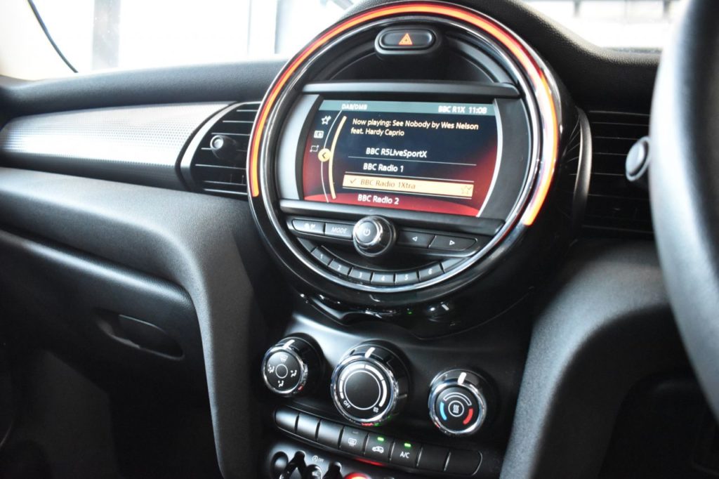 Used_2018_WHITE_MINI_HATCH-COOPER_1