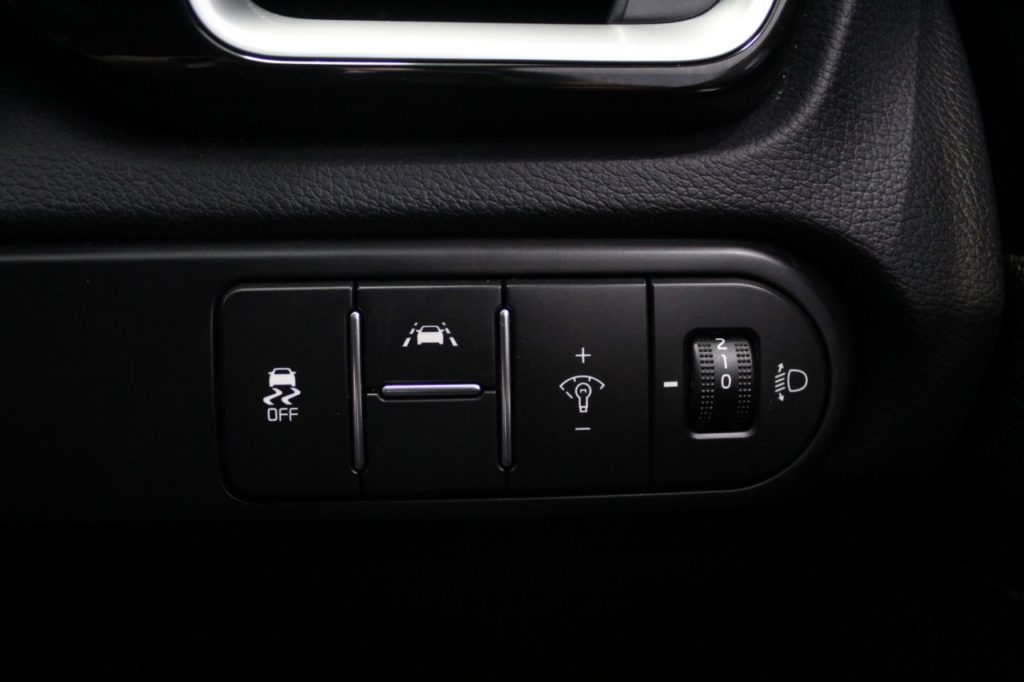 Used_2019_SILVER_KIA_CEED_1