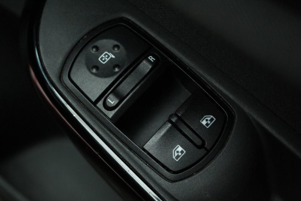 Used_2015_RED_VAUXHALL_CORSA_1