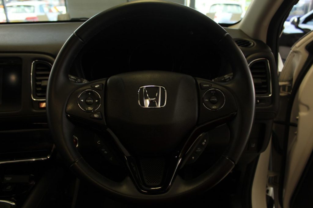 Used_2016_WHITE_HONDA_HR-V_1