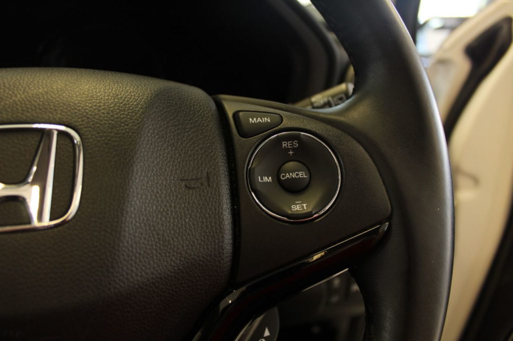 Used_2016_WHITE_HONDA_HR-V_1