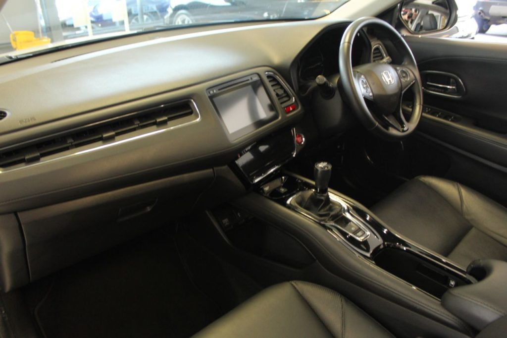 Used_2016_WHITE_HONDA_HR-V_1