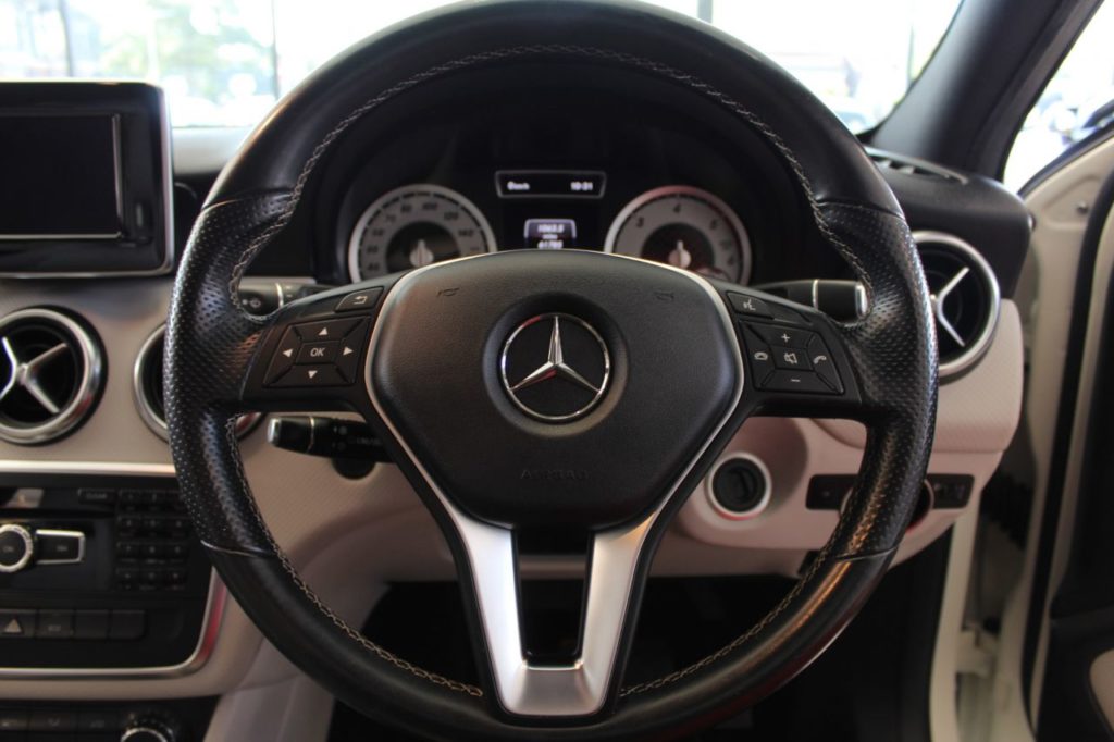 Used_2014_WHITE_MERCEDES-BENZ_A-CLASS_2
