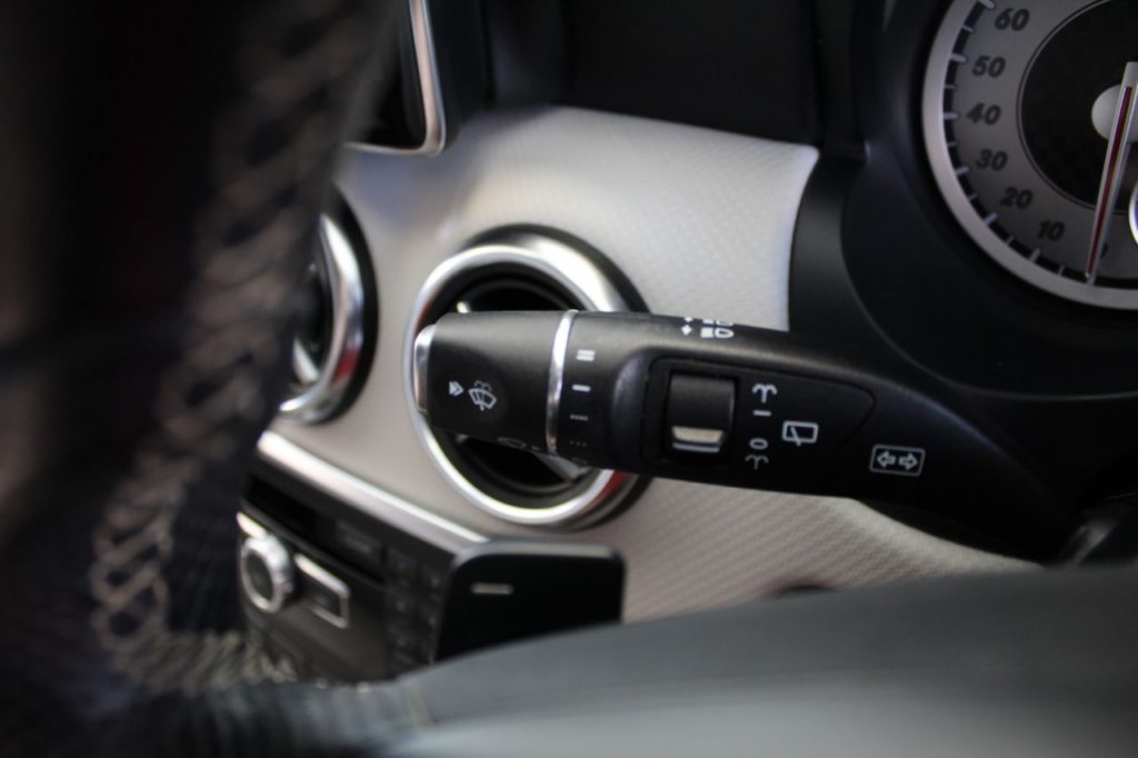Used_2014_WHITE_MERCEDES-BENZ_A-CLASS_2