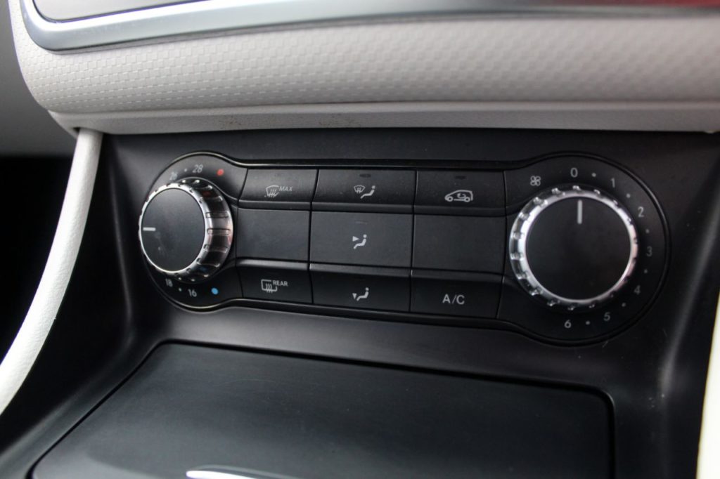 Used_2014_WHITE_MERCEDES-BENZ_A-CLASS_2
