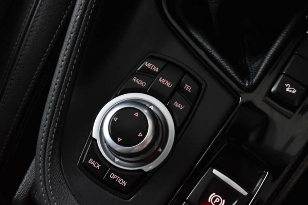 Used_2015_WHITE_BMW_X1_2