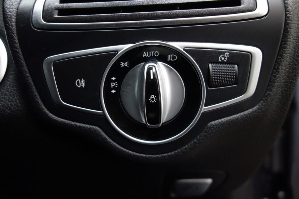 Used_2016_GREY_MERCEDES-BENZ_C-CLASS_2