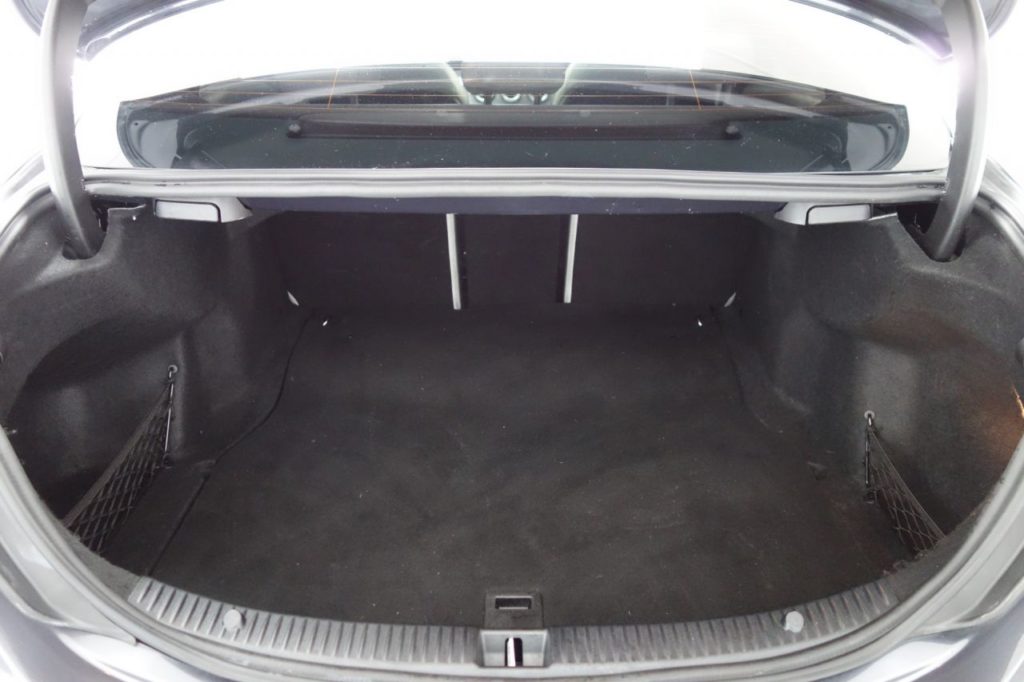 Used_2016_GREY_MERCEDES-BENZ_C-CLASS_2