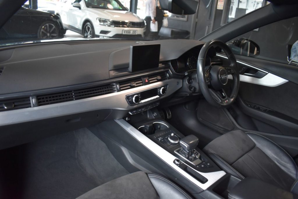 Used_2018_BLACK_AUDI_A4-AVANT_2