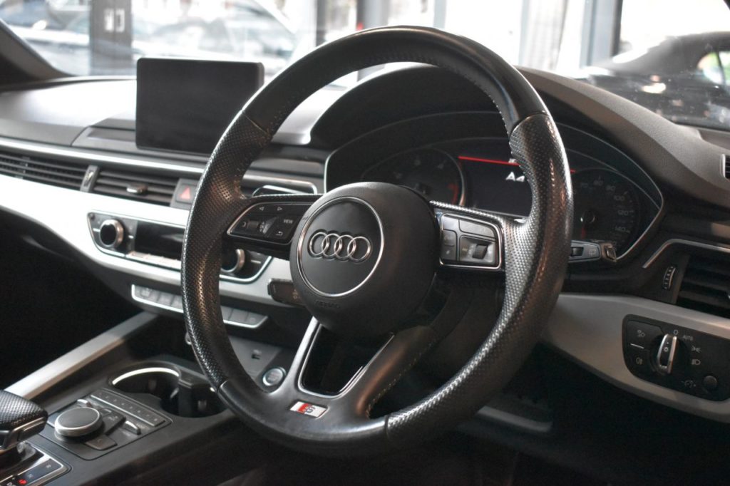 Used_2018_BLACK_AUDI_A4-AVANT_2