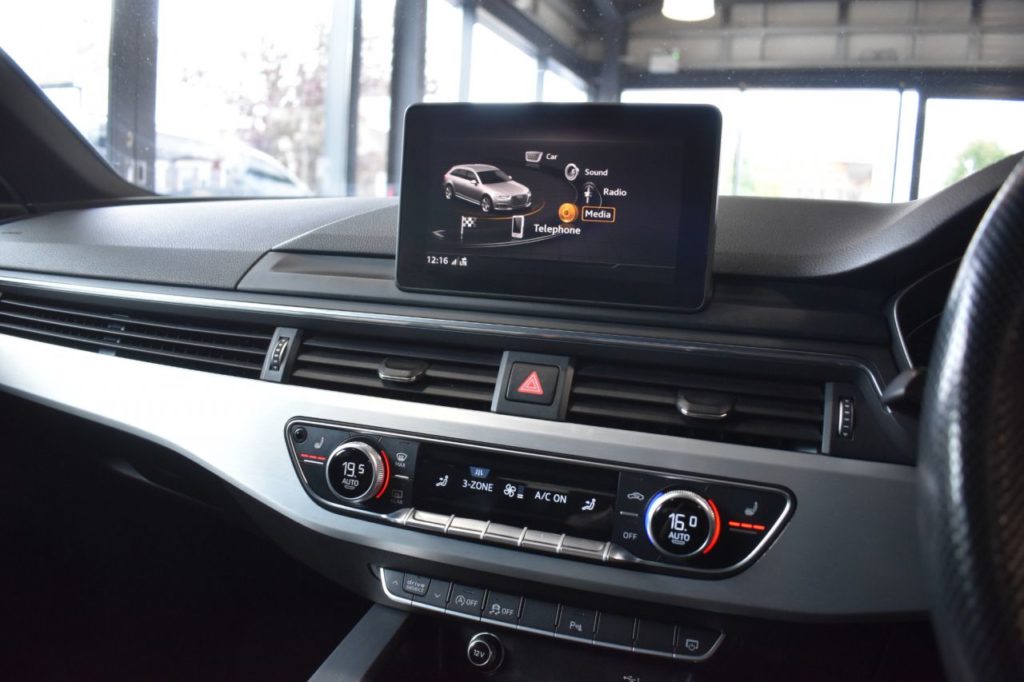 Used_2018_BLACK_AUDI_A4-AVANT_2