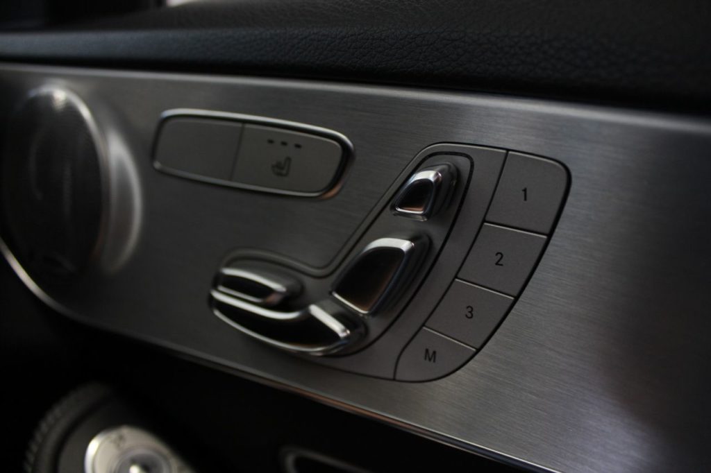 Used_2014_WHITE_MERCEDES-BENZ_C-CLASS_2