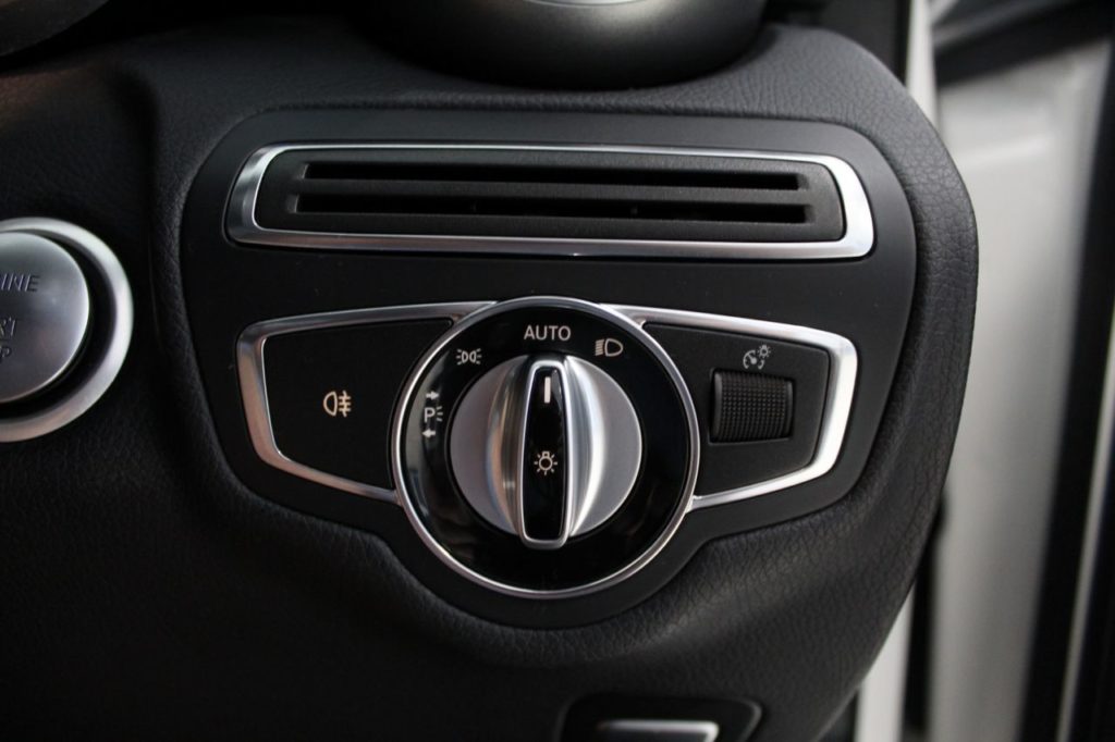 Used_2014_WHITE_MERCEDES-BENZ_C-CLASS_2