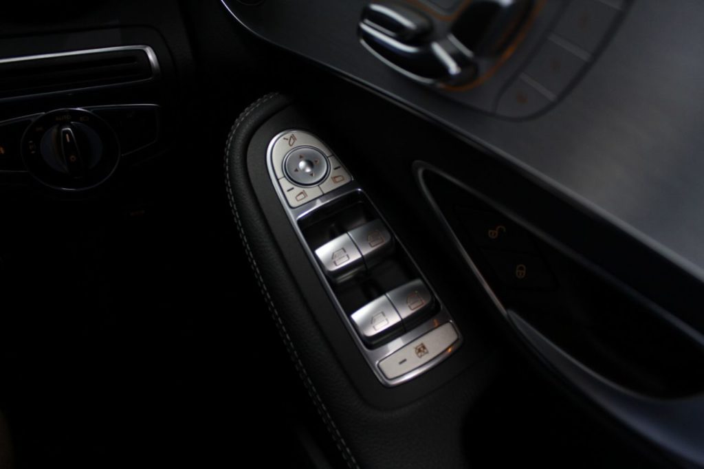 Used_2014_WHITE_MERCEDES-BENZ_C-CLASS_2