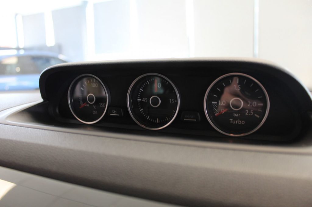 Used_2015_SILVER_VOLKSWAGEN_BEETLE_2