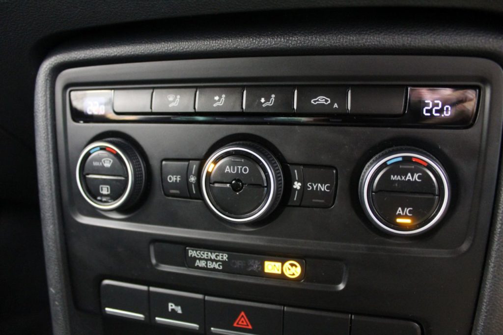 Used_2015_SILVER_VOLKSWAGEN_BEETLE_2