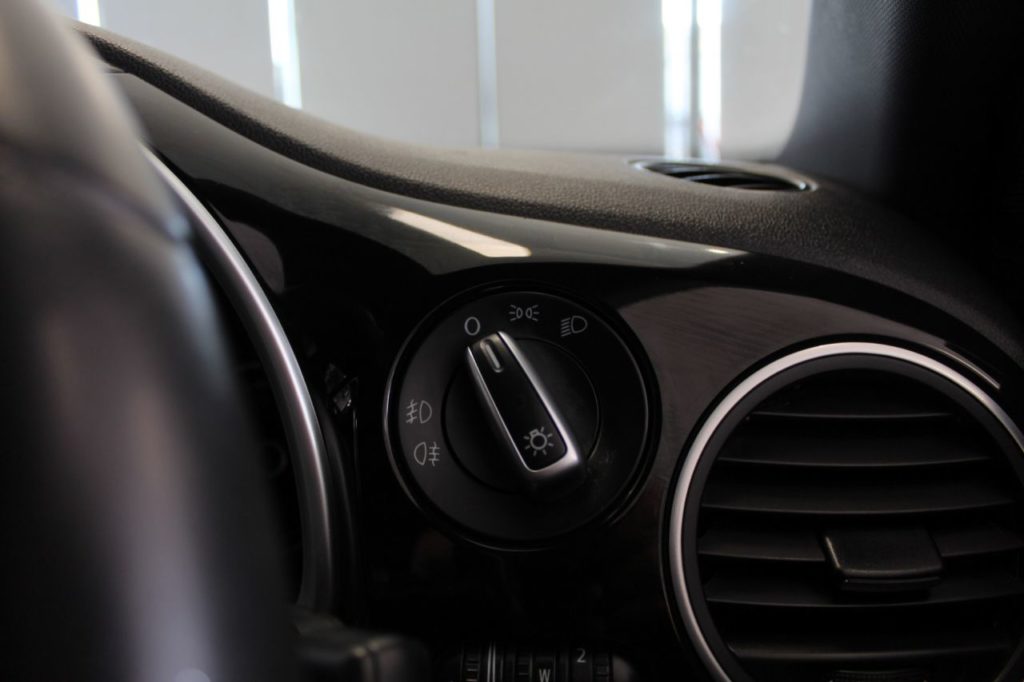 Used_2015_SILVER_VOLKSWAGEN_BEETLE_2
