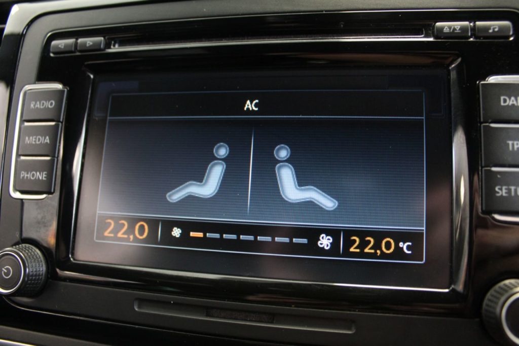 Used_2015_SILVER_VOLKSWAGEN_BEETLE_2