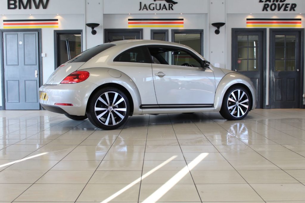 Used_2015_SILVER_VOLKSWAGEN_BEETLE_2